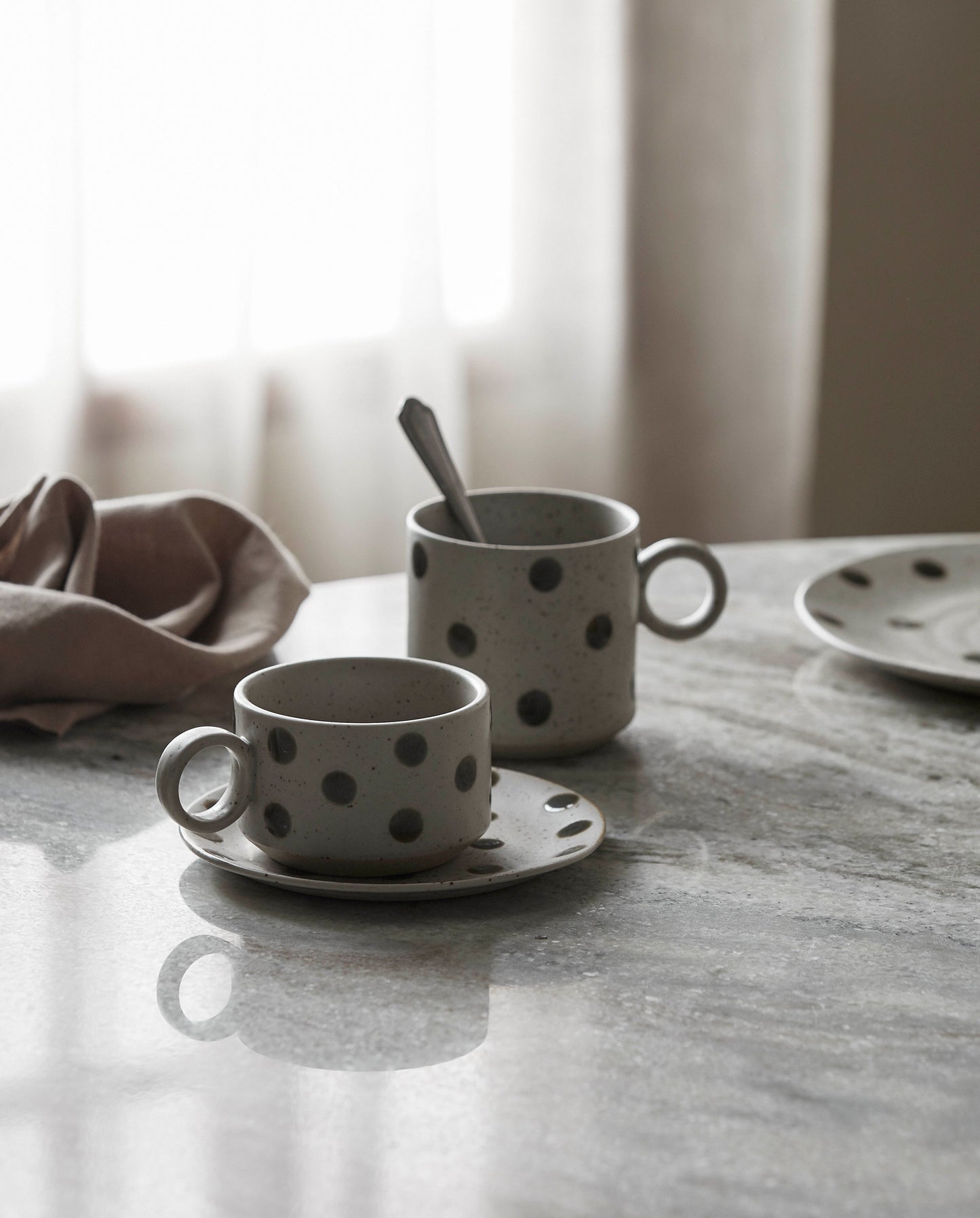 GRAINY krus i keramik m/hank - h8 cm - sand/grøn